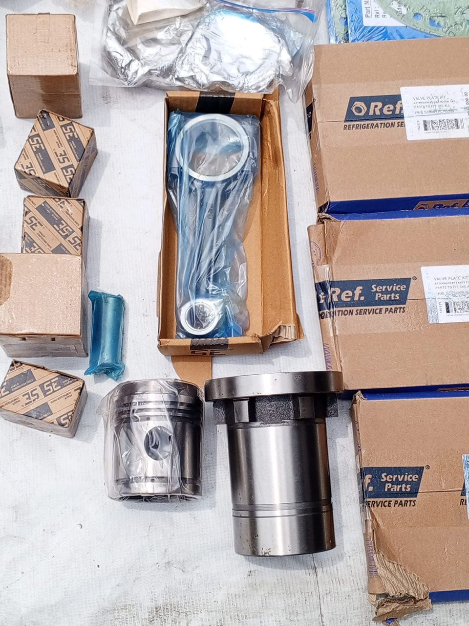 Engine parts: pistons, cylinder liners, and service kits