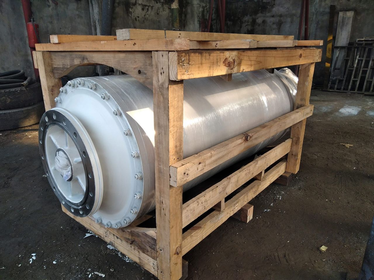 Pressure vessel in transit crate